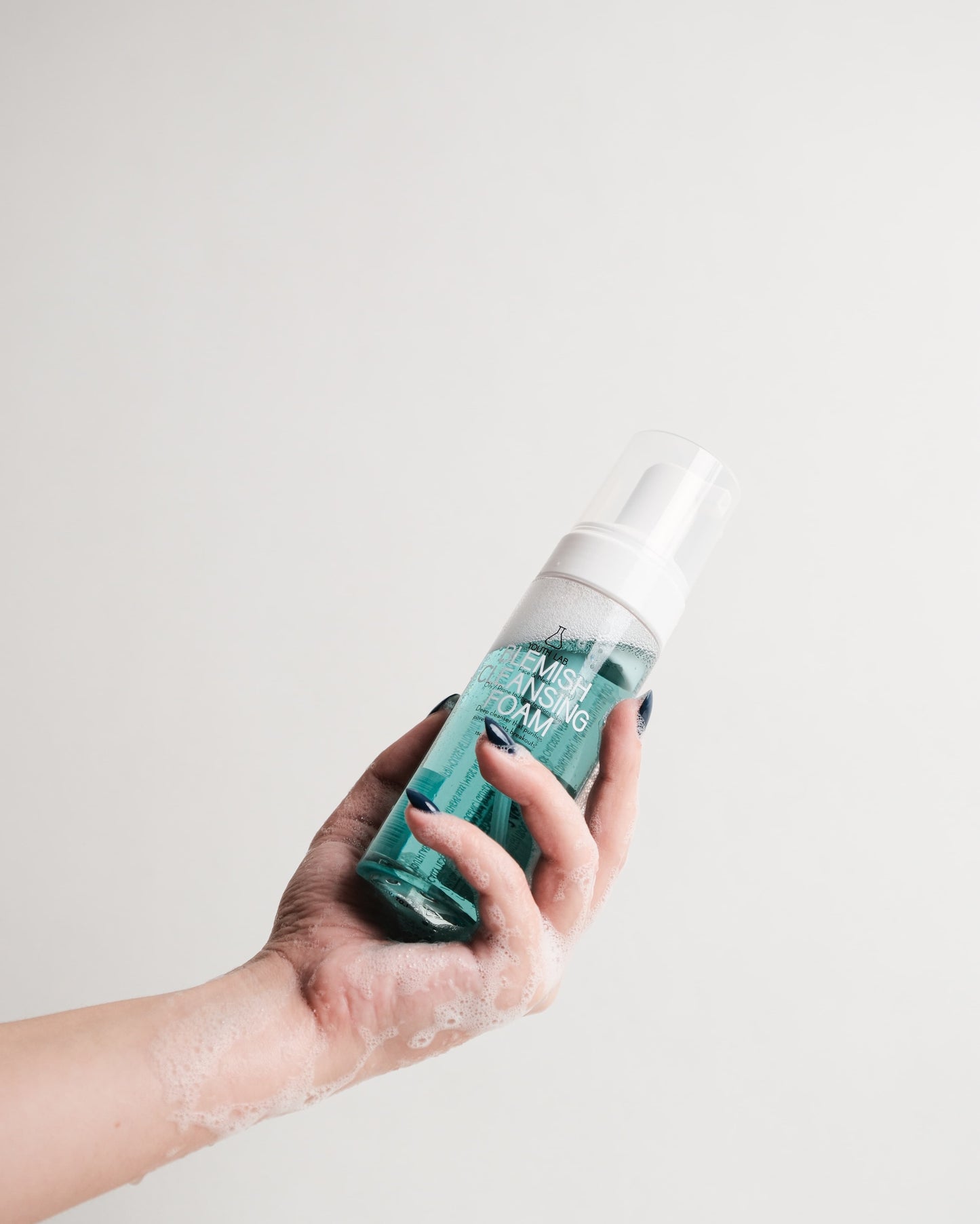 Blemish Cleansing Foam - Larës fytyre shkumues, përthan pucrat, pastron poret në thellësi, qetëson skuqjet - Lëkurë e Yndyrshme 150ml
